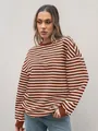 Λεπτομέρεια από oversized καφέ και λευκό ριγέ μακρυμάνικο φούτερ με στρογγυλή λαιμόκοψη - S / Tops / Καφέ