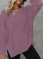 Detail van een mauve wafelgebreide sweater met zijsplit en textuur van de stof. - Fuchsia