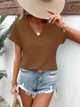 Detailansicht des braunen V-Ausschnitt-T-Shirts mit Rippstruktur und lockerer Passform. - Braun