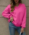 Vue détaillée d'un sweat-shirt rose à col en V avec texture polaire et poignets côtelés. - S / Hauts / Rose rouge