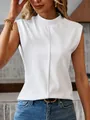 Detail van witte mouwloze top met opstaande kraag en centrale verticale naad. - Wit