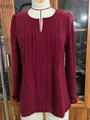 Elegante bordeauxrode chiffon blouse met V-hals en fijne geplooide details voor dames. - S / Tops / Bordeauxrood