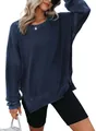 Detail van de wafelbreitextuur op een marineblauw sweatshirt met lange mouwen en split - Marineblauw