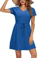 Nahaufnahme des blauen V-Ausschnitt Strandkleids mit Lochmuster und verstellbarem Bindegürtel - S / Blau