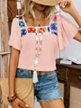 Λεπτομέρεια ροζ μπλούζας boho με τετράγωνη λαιμόκοψη και κέντημα με βελονάκι - Ροζ