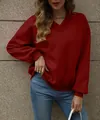Gros plan sur un sweat-shirt rouge surdimensionné à col en V pour femme avec poignets - S / Hauts / Bordeaux