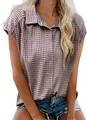 Gedetailleerde weergave van het bruin-witte ruitjespatroon op dames katoenen shirt. - Bruin