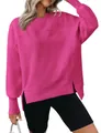 Détail d'un sweat-shirt rose surdimensionné à col rond et fentes latérales pour femmes - Rose rouge