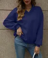 Gros plan montrant la texture du tissu et l'encolure en V d'un sweat bleu marine femme - S / Hauts / Bleu marine