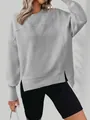 Détail d'un sweat gris à col rond présentant une coupe ample et des fentes latérales stylées - S / Hauts / Gris
