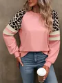Gros plan d'un sweat-shirt rose avec épaules imprimé léopard et rayures blanches - S / Hauts / Rose