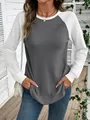 Dettaglio della maglietta da donna in maglia a nido d'ape con maniche raglan grigie e bianche - Taglia S / Top / Grigio