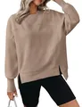 Vue détaillée d'un sweat-shirt beige à col rond avec un design élégant à fentes latérales - S / Hauts / Kaki