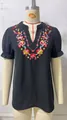 Blusa de gasa negra con cuello en V, bordado floral y mangas abullonadas en maniquí. - S / Tops / Negro