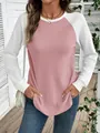 Primo piano del top in maglia waffle rosa con maniche raglan bianche per un look casual - Taglia S / Top / Rosa