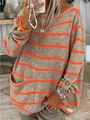Detailansicht des khaki-orange gestreiften Oversize-Strickpullovers für Damen im Herbst - S / Khaki und Orange Gestreift