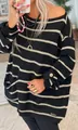Detail eines schwarz-weiß gestreiften Oversize-Strickpullovers mit Taschen und Knöpfen. - S / Schwarz-weiße Streifen