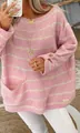 Nahaufnahme des gestreiften Strickpullovers in Rosa und Creme mit Tasche und Knopfmanschetten - S / Rosa und Off-white Gestreift