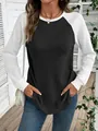 Dettaglio della trama in maglia waffle di una maglietta con maniche raglan nera e bianca. - Taglia S / Top / Nero