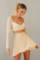 Hoch taillierter Satin-Wickelrock und bauchfreies Oberteil in elegantem Apricot - S / Unterteile / Champagner