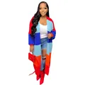 Un cárdigan largo de punto multicolor para mujer mostrado en una toma de estudio completa. - S / Parte Superior (TS1235) / Rojo y Azul Claro