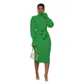 Vue détaillée d'une robe en tricot vert à manches longues et col roulé avec ceinture. - Vert