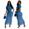 Gros plan sur une robe de plage en maille crochet bleue avec un ourlet à franges - S / Bleu