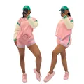 Roze en wit gebreid tweedelig setje met groene strepen op de mouwen en korte broek. - S / Boven- En Onderstuk / Roze