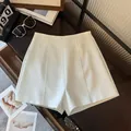 Short blanc élégant à taille haute, coupe trapèze avec détails de couture d'été. - S / Bas / Blanc