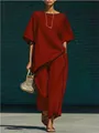 Ensemble rouge élégant deux pièces avec haut asymétrique et pantalon large fluide - Bordeaux