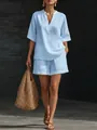 Dettaglio dell'elegante completo in lino celeste con top scollo a V e shorts coordinati. - Taglia S / Top e Pantaloni / Celeste
