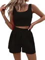 Dettaglio del set estivo casual con top corto in maglia nera e pantaloncini alti - Nero