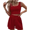 Primo piano del set due pezzi in maglia a costine rosse con crop top e pantaloncini - rosso mattone