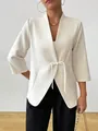 Blazer élégant en satin crème avec nœud unique et manches 3/4 pour un look chic moderne. - S / Hauts / Milky blanc