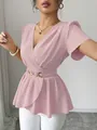 Dettaglio della blusa rosa a portafoglio con scollo a V e catena in vita - Taglia S / Top / Rosa