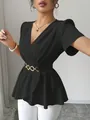 Elegante blusa nera a portafoglio con scollo a V, cintura con fibbia dorata e maniche corte. - Taglia S / Top / Nero