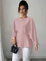 Gedetailleerd overzicht van een roze Franse retro blouse met trompetmouwen en bijpassende riem. - S / Tops / Roze