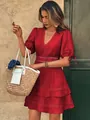 Elegante abito corto rosso con scollo a V, dettagli in pizzo e maniche a sbuffo. - 2XL / Rosso