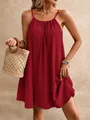Détail élégant d'une robe courte bordeaux sans manches en tissu texturé respirant - S / Rouge