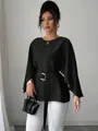 Elegante zwarte blouse met trompetmouwen, gouden riemdetail en ronde halsontwerp. - S / Tops / Zwart
