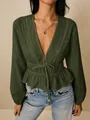 Detalle de blusa con escote en V profundo, lazo en cintura y dobladillo volante - S / Tops / Verde Militar