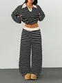 Vista detallada del conjunto de punto de rayas con cuello polo en contraste y pantalón - S / Top Y Pantalón / Negro