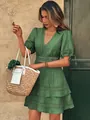 Dettaglio dell'abito verde con scollo a V, inserti in pizzo e maniche a sbuffo - 2XL / Verde