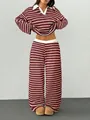 Vista detallada del tejido de punto a rayas burdeos y blanco de un conjunto casual con cuello en V. - S / Top Y Pantalón / Rojo