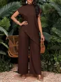 Detalle del conjunto marrón con top de dobladillo irregular y pantalón ancho en escena tropical - Café
