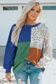 Detailansicht des Patchwork-Strickoberteils für Damen mit Leopardenmuster und Rippen - S / Oberteile / Blau