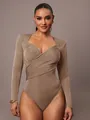 Dettaglio ravvicinato del body in velluto marrone con elegante scollo a V incrociato drappeggiato - Kaki