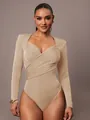 Dettaglio di un body in velluto beige con scollo a V incrociato e maniche lunghe moda - Champagne