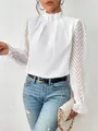 Detalle de blusa blanca de cuello alto con mangas de gasa con ondas - Blanco