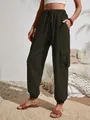 Detalle de pantalones cargo para mujer en verde oliva oscuro con cordón y bolsillos de solapa - S / Bottoms / Verde Militar